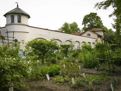 Ogród roślin zdatnych do zażycia lekarskiego - Muzeum Rolnictwa im. ks. Krzysztofa Kluka w Ciechanowcu