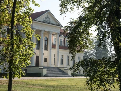 Park pałacowy - Pałac Generała Dąbrowskiego w Winnej Górze