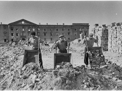 warsaw-1945-1949--rising-from-rubble